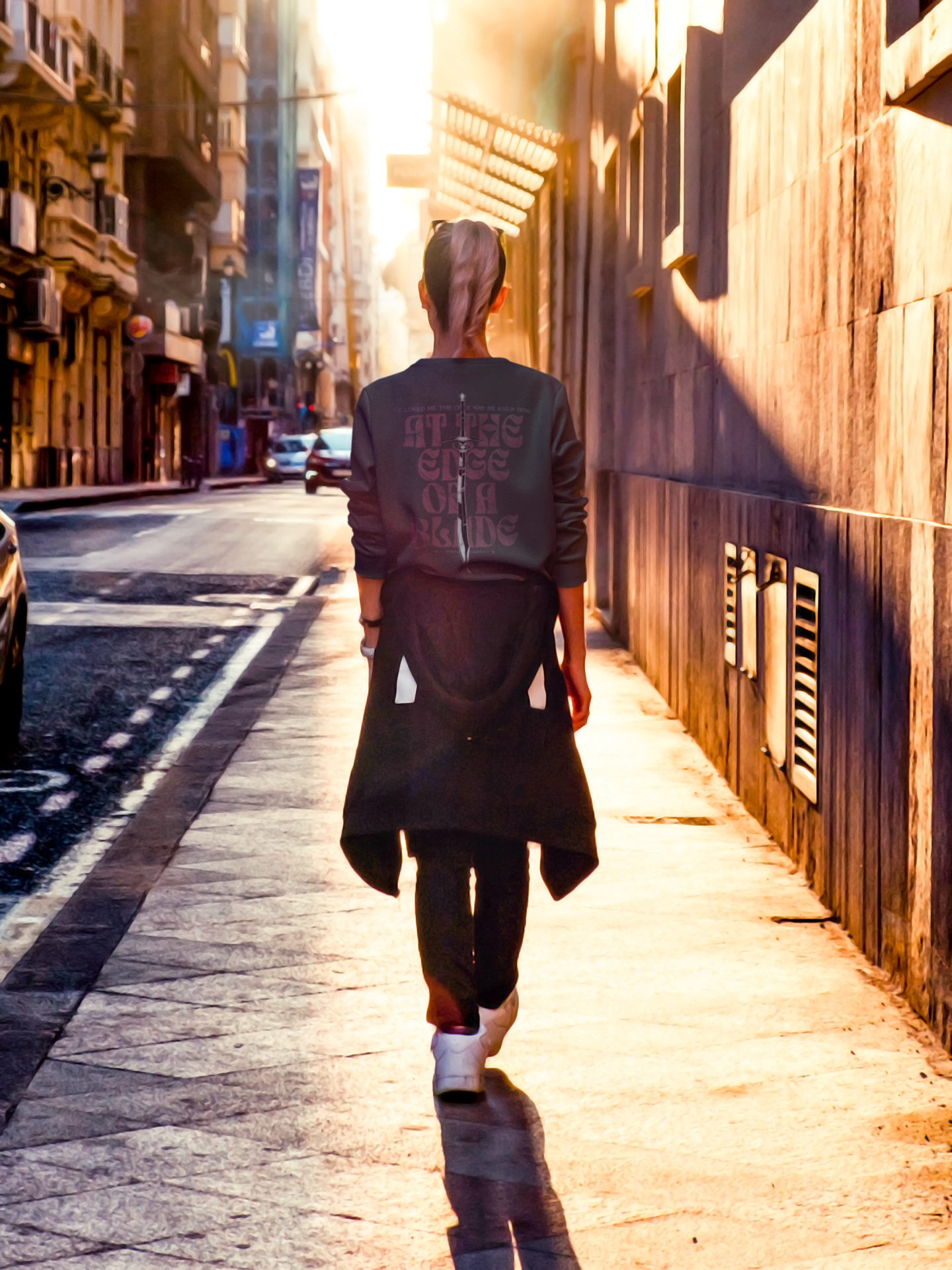 Edge of a Blade - Carissa Broadbent - Officially Licensed - Sweatshirt - Serpent and The Wings of Night