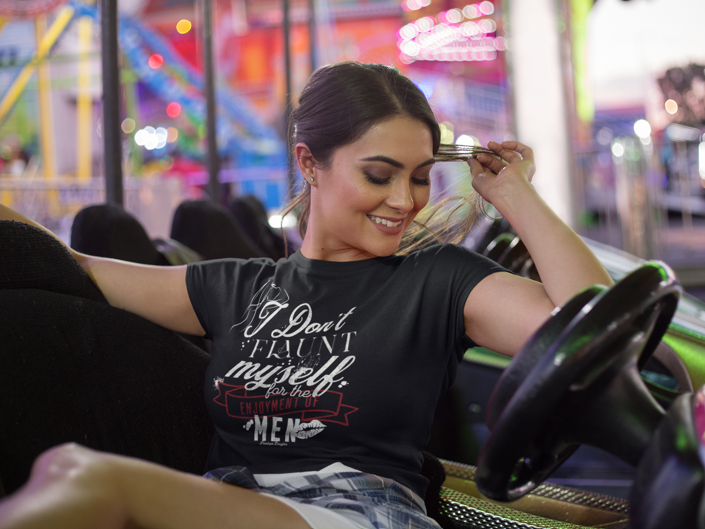 I Don't flaunt myself for the enjoyment of men - Corrupt - T-shirt - Devils Night Series - Penelope Douglas